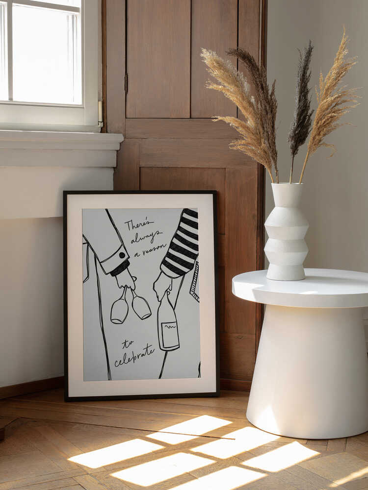 Frau mit Weinflasche und Weinglas (Schwarz-Weiß) – Weinplakat