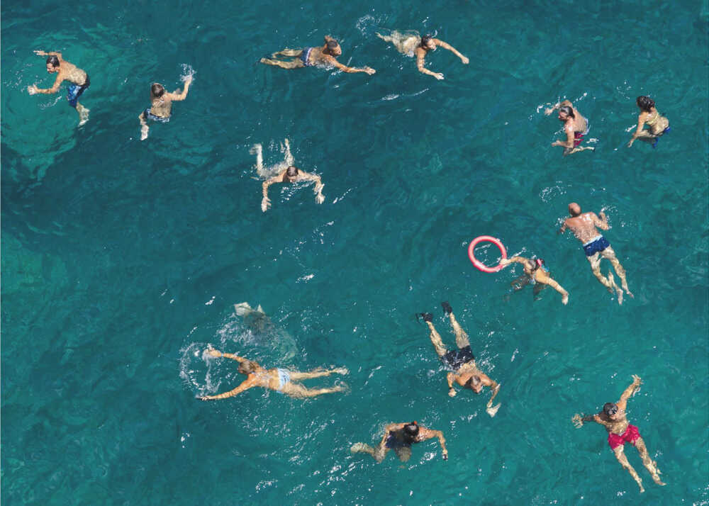 Schwimmen im blauen Wasser | Hintergrundbild